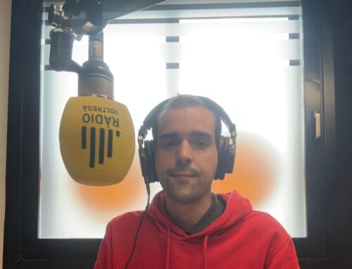 Una persona atesa fa un programa de ràdio especial per posar en valor els aliments de proximitat