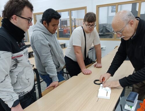 Alumnes del centre Eina milloren aprenentatges gràcies a l’espai Techhub de Manlleu